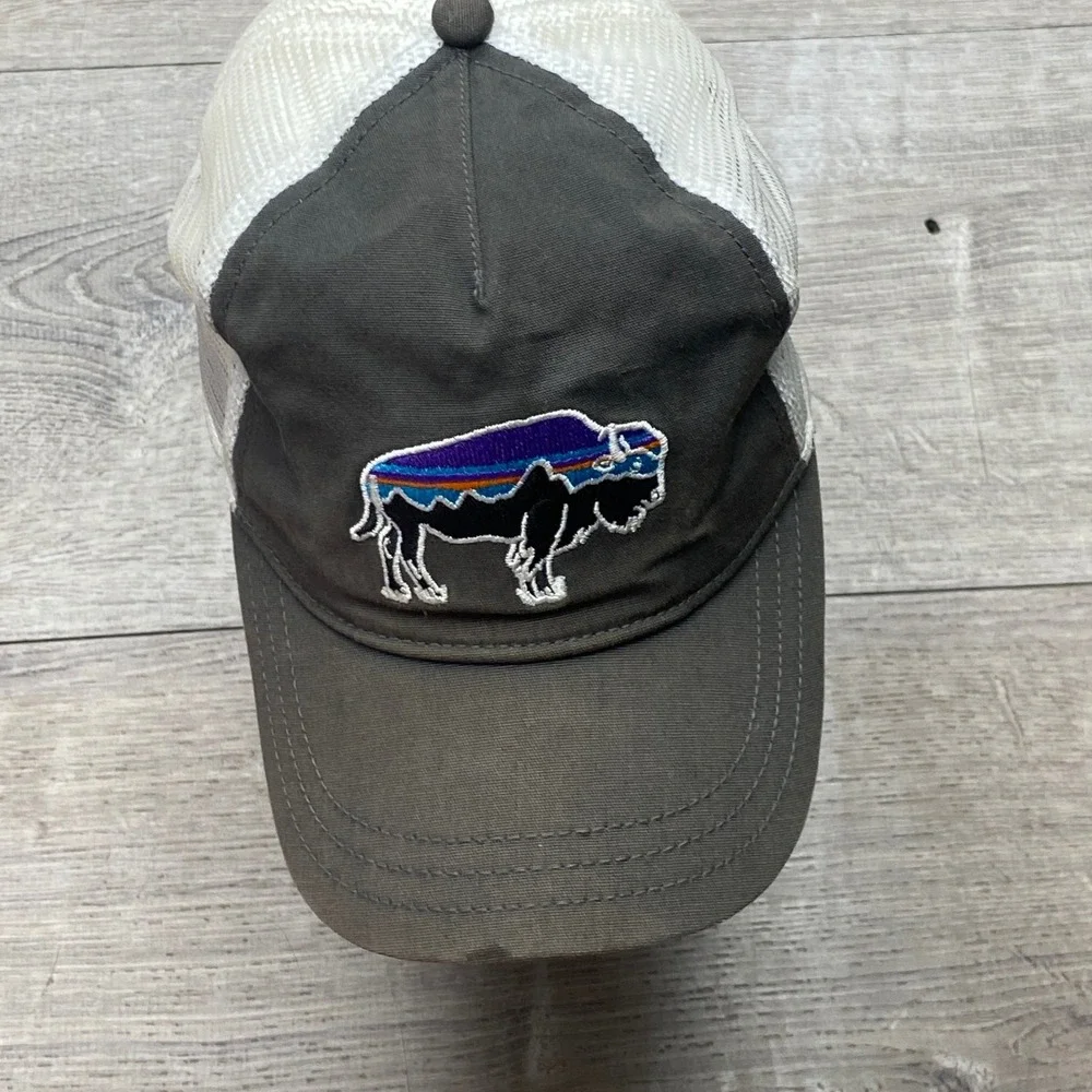 Patagonia Hat Trucker Fitz Roy Buffalo Mens OSFA Gray White Cotton Mesh Snapback
